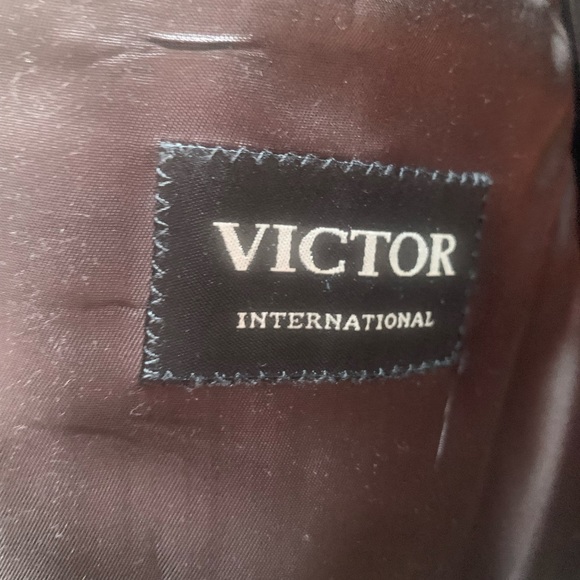 Mens 2 piece suit- like new - Picture 8 of 9